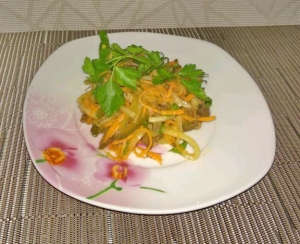 Салат из сердца с морковью и луком 