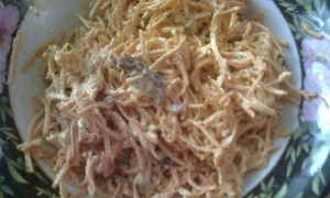 Салат из сырой моркови с чесноком и орехами 