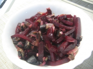 Салат из свеклы с грибами 