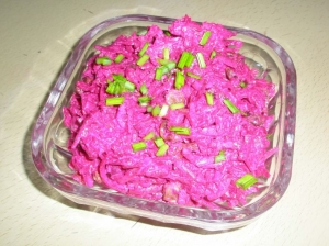 Салат из свеклы с орехами, изюмом и чесноком 