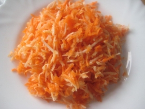 Салат из свежей моркови и с сельдереем без майонеза на скорую руку 