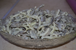 Салат из свиного сердца с маринованным луком 