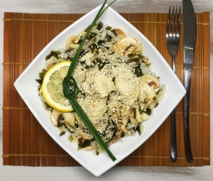 Салат из сырых шампиньонов с морской капустой и рисом 