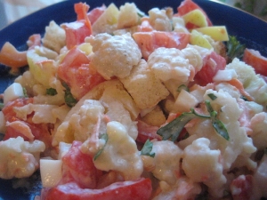 Салат из цветной капусты помидоров и зелени 