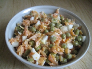 Салат из вареной моркови и горошка 