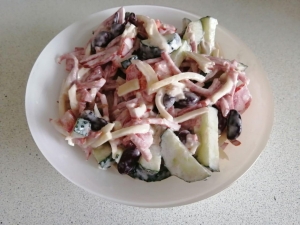 Салат с фасолью, колбасой и сыром 