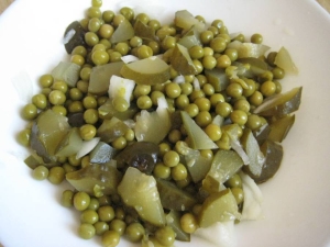 Салат с горошком и огурцом на завтрак 