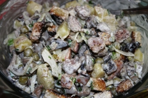 Салат с мясными шариками, грибами и сухариками 