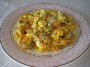 Салат с грибами и жареной морковкой с луком 