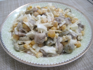 Салат с грибами, кукурузой и оливками 