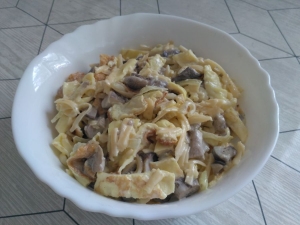 Салат с яичными блинами и грибами 