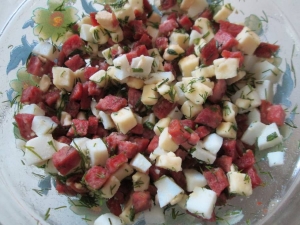 Салат с колбасой без майонеза 