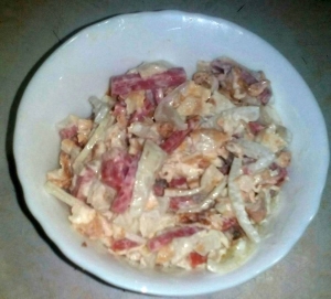 Салат с колбасой и яичными блинами 