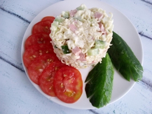 Салат с колбасой и лапшой быстрого приготовления 