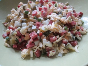 Салат с колбасой и плавленым сыром 
