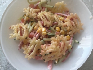 Салат с колбасой, кукурузой и чипсами 