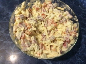 Салат с копченой колбасой 