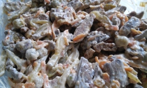 Салат с куриной печенью, солеными огурцами и морковью 