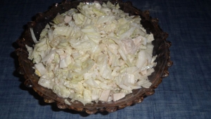 Салат с курицей, ананасами и пекинской капустой на праздник 
