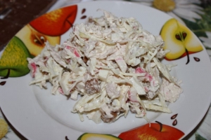 Салат с курицей, крабовыми палочками и сухариками 