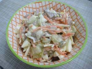 Салат с маринованными грибами и корейской морковью 