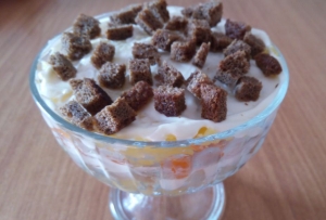 Салат с маринованными грибами и сухариками слоями 