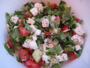 Салат с рукколой, фетой и овощами 