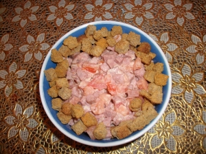Салат с сухариками и колбасой на скорую руку 