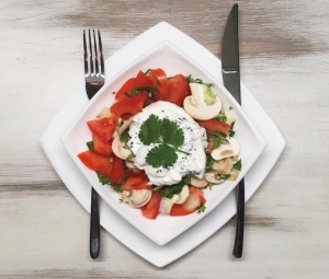 Салат с сырыми шампиньонами и помидорами 