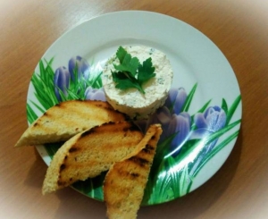 Салат с творогом и чесноком 