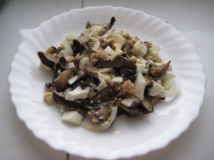 Салат с жареными баклажанами и яйцом 