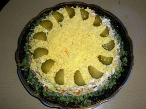 Салат с жареными грибами и картошкой слоями 