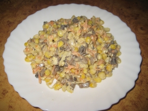 Салат с жареными грибами и кукурузой на праздник 