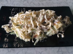 Салат с жареными грибами и сухариками 