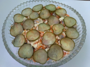 Салат с жареными грибами, сыром и огурцами 