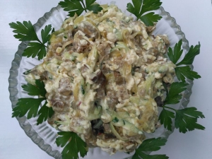 Салат с жареными грибами, сыром и огурцом на праздник 
