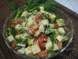 Салат со шпинатом, авокадо и брынзой 