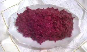Салат со свеклой и чесноком 