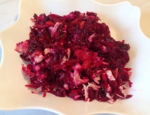 Салат со свеклой и куриной грудкой 