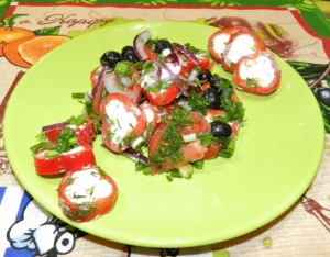 Салат-закуска из фаршированного перца с сыром 