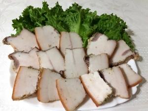 Сало вареное в луковой шелухе 