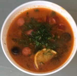 Сборная солянка с колбасой, ветчиной и курицей 