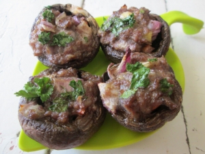 Шампиньоны фаршированные фаршем и овощами в духовке 