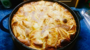 Шарлотка с яблоками на кефире с маслом 