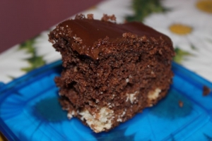 Шоколадный пирог с творожными шариками 