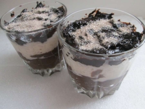 Шоколадный десерт из вареного риса с манкой 