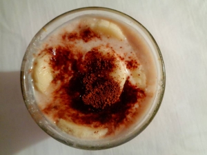 Шоколадный коктейль из молока с творогом и бананом 