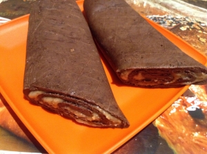 Шоколадный рулет из печенья со сгущенкой и орехами без выпечки 