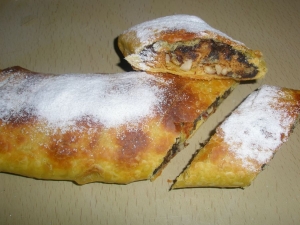 Штрудель из слоеного теста с орехами и шоколадом 