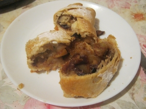 Штрудель со свежими и сушеными яблоками и с корицей (без сливочного масла) 